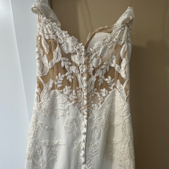 Wedding dress - Picture 4 of 6